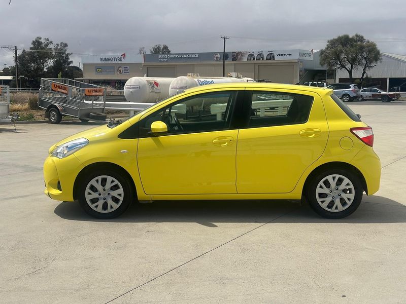 2017 Toyota Yaris Ascent Manual Photo 3