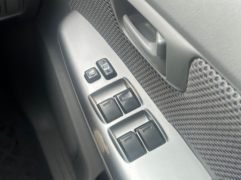 2011 Toyota Hilux SR5 Manual 4x4 MY12 Double Cab Photo 25