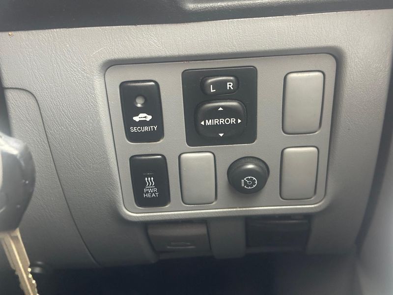 2011 Toyota Hilux SR5 Manual 4x4 MY12 Double Cab Photo 24