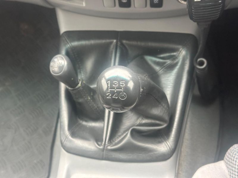 2011 Toyota Hilux SR5 Manual 4x4 MY12 Double Cab Photo 20